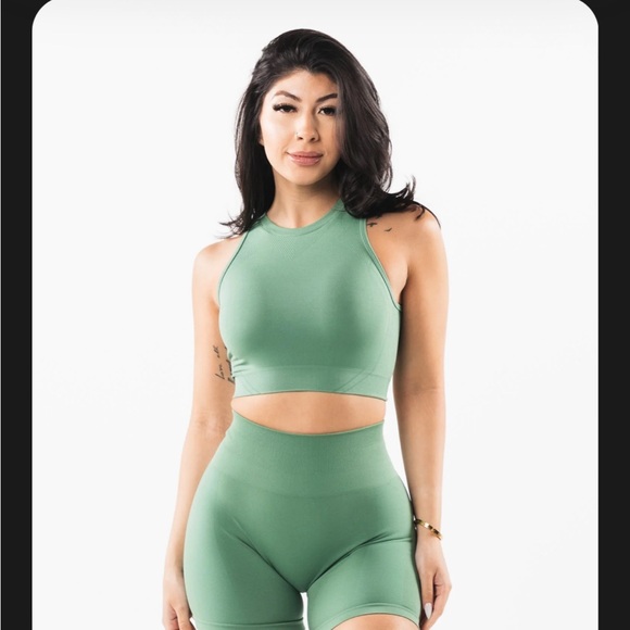 Alphalete Set
Stratus Crop Top Amplify Short - Picture 1 of 2